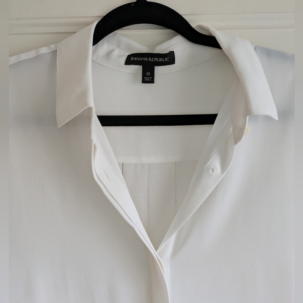 Banana Republic White Short Sleeve Blouse w/ Pleated Back- M - Picture 3 of 4
